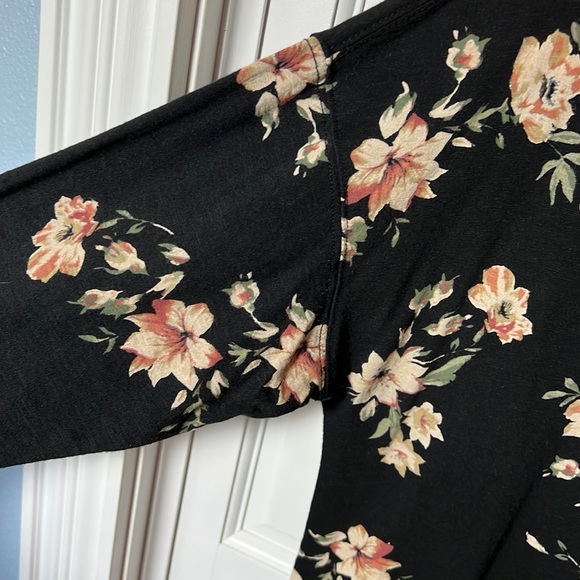 Maurice’s women’s 1 (1x), knit floral print on black, 3/4 sleeve - Picture 3 of 10
